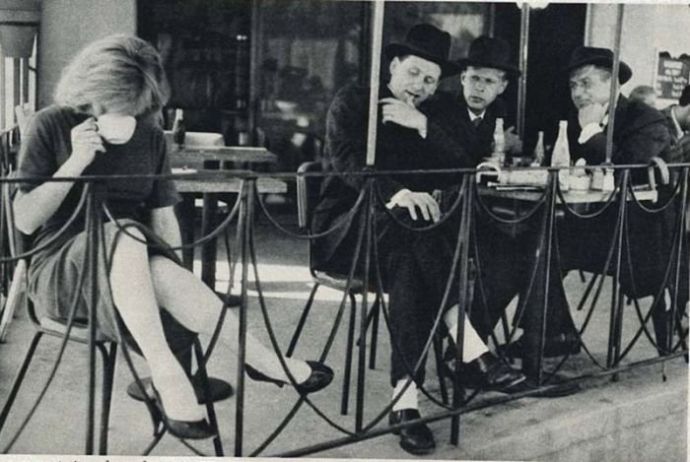 Мужчины глазеют на понравившихся им девушек