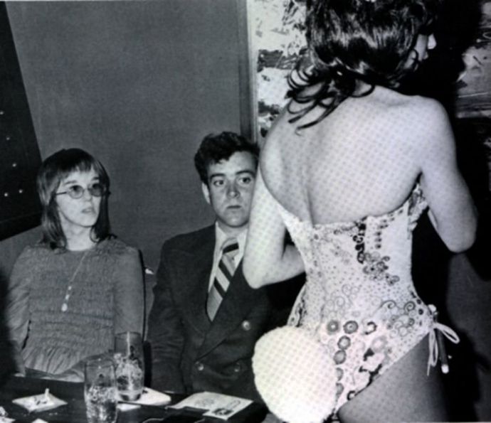 Мужчины глазеют на понравившихся им девушек