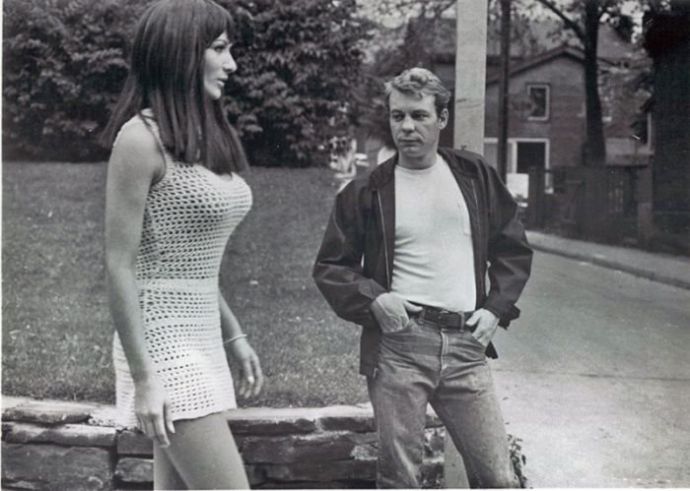 Мужчины глазеют на понравившихся им девушек