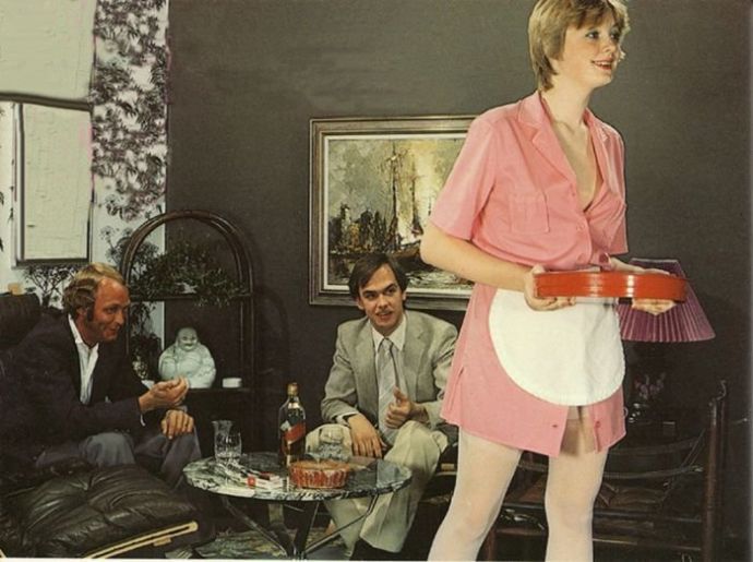 Мужчины глазеют на понравившихся им девушек