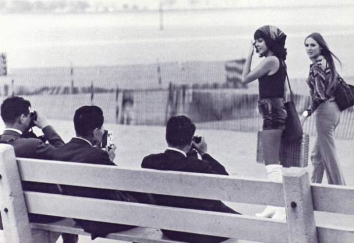 Мужчины глазеют на понравившихся им девушек