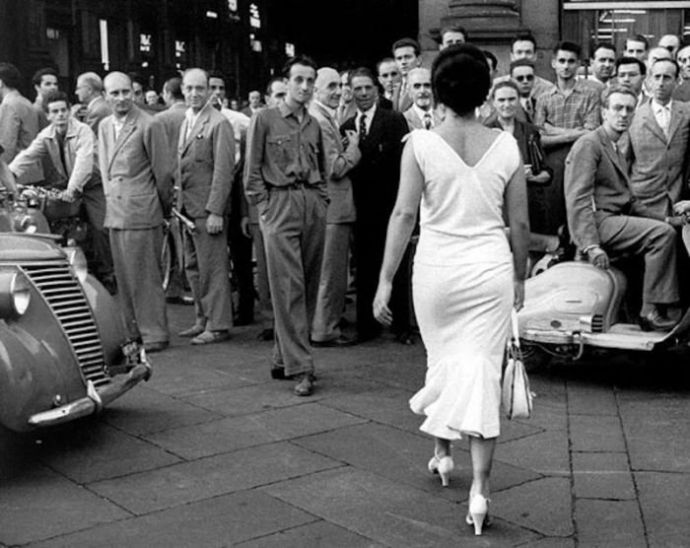 Мужчины глазеют на понравившихся им девушек