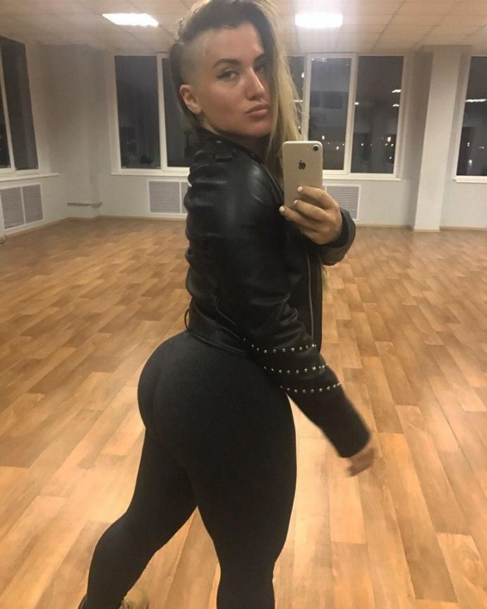 Учительница тверка хвастается инструментом заработка