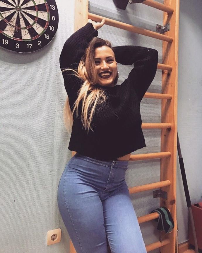 Учительница тверка хвастается инструментом заработка