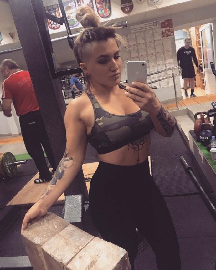 Учительница тверка хвастается инструментом заработка