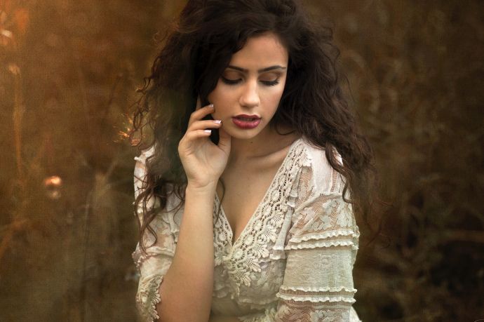 Обои девушка, брюнетка, кофта на рабочий стол - картинки с раздела Девушки