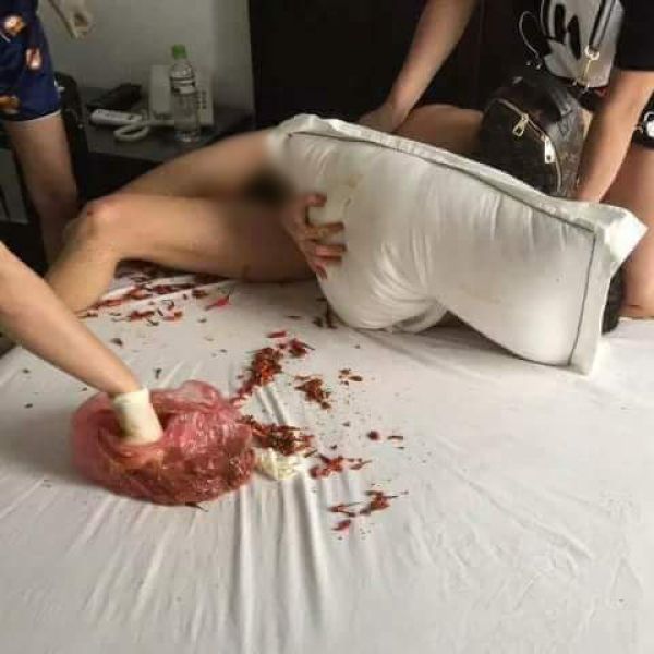 Беременная китаянка натолкала любовнице мужа полную промежность горького перца Беременная китаянка натолкала любовнице мужа полную промежность горького перца