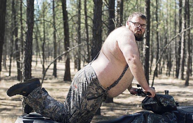 Трэш-календарь с бородатыми и пузатыми мужиками Трэш-календарь с бородатыми и пузатыми мужиками