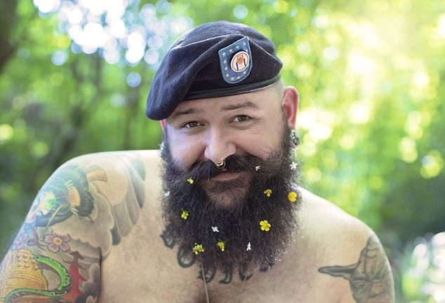 Трэш-календарь с бородатыми и пузатыми мужиками Трэш-календарь с бородатыми и пузатыми мужиками