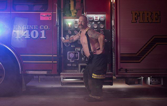 Трэш-календарь с бородатыми и пузатыми мужиками Трэш-календарь с бородатыми и пузатыми мужиками