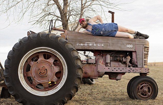 Трэш-календарь с бородатыми и пузатыми мужиками Трэш-календарь с бородатыми и пузатыми мужиками