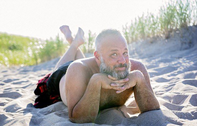 Трэш-календарь с бородатыми и пузатыми мужиками Трэш-календарь с бородатыми и пузатыми мужиками