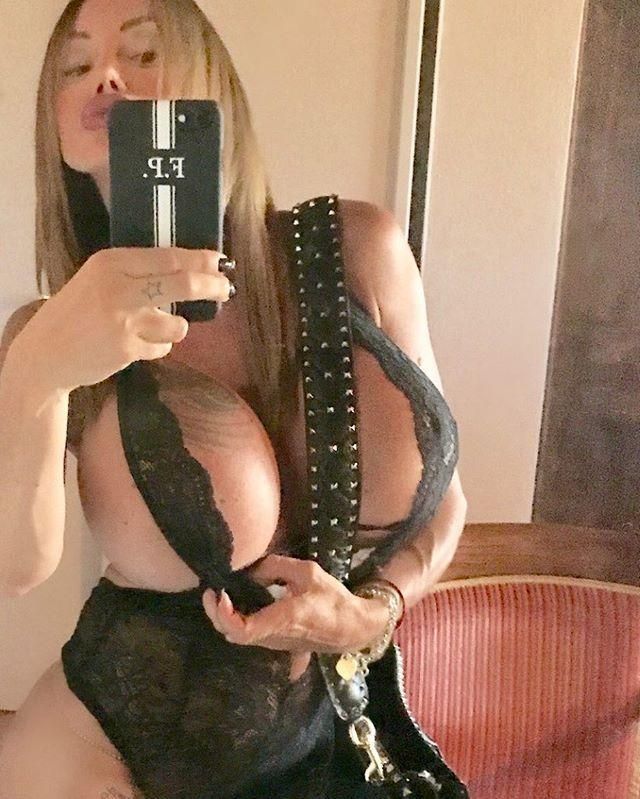 Силиконовая итальянка с застывшей мимикой может только подмигивать Силиконовая итальянка с застывшей мимикой может только подмигивать