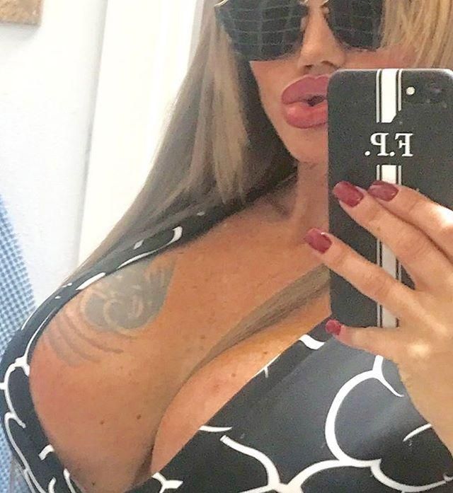 Силиконовая итальянка с застывшей мимикой может только подмигивать Силиконовая итальянка с застывшей мимикой может только подмигивать