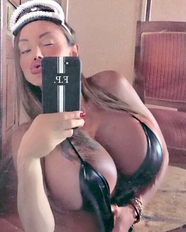 Силиконовая итальянка с застывшей мимикой может только подмигивать Силиконовая итальянка с застывшей мимикой может только подмигивать