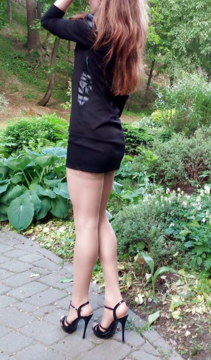 Милые девушки позируют перед камерами