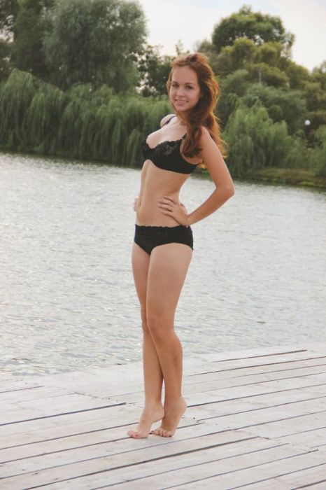 Милые девушки позируют перед камерами