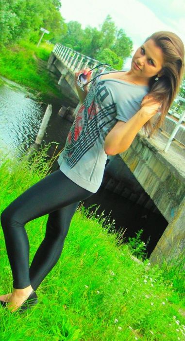 Милые девушки позируют перед камерами