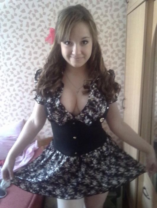 Милые девушки позируют перед камерами