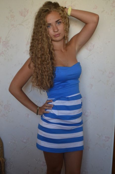 Милые девушки позируют перед камерами