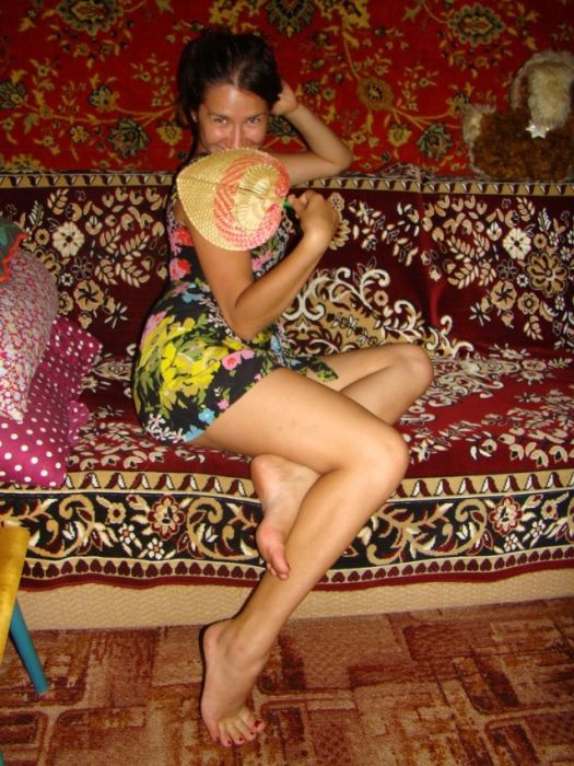 Милые девушки позируют перед камерами