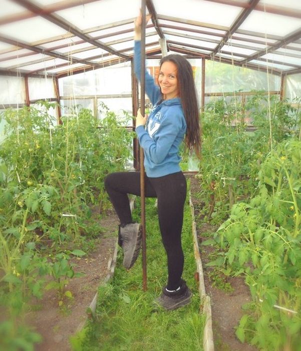 Милые девушки позируют перед камерами