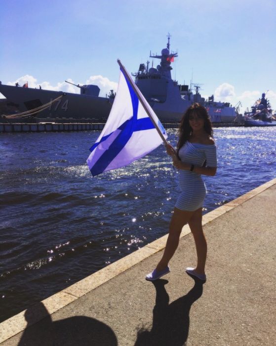 Милые девушки позируют перед камерами