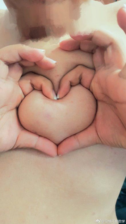 Китаянки скручивают свои груди в сердечко