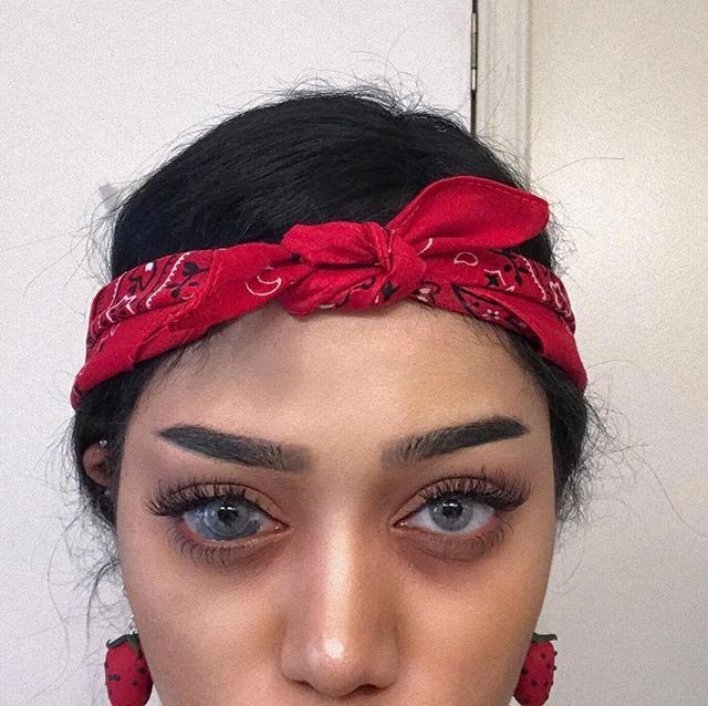 Что не так у девушки с глазом? Что не так у девушки с глазом?