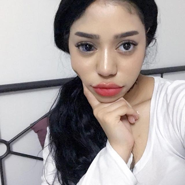 Что не так у девушки с глазом? Что не так у девушки с глазом?