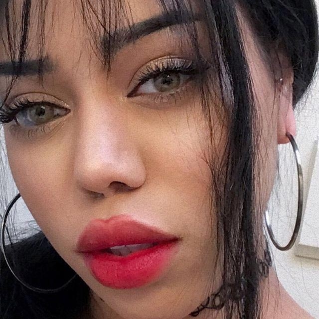 Что не так у девушки с глазом? Что не так у девушки с глазом?