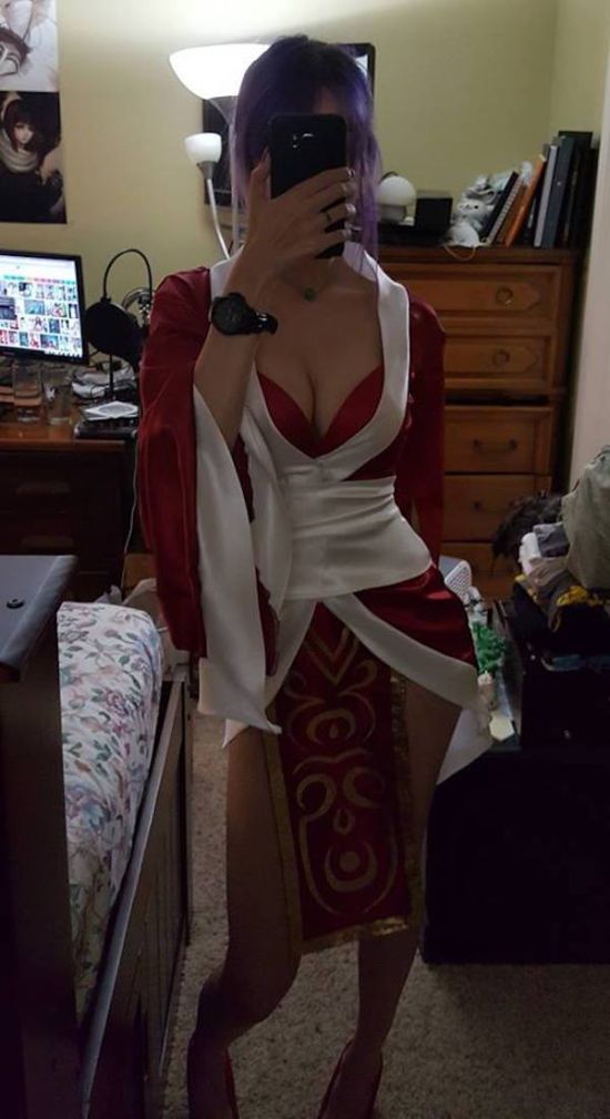 Очаровательная косплеерша Очаровательная косплеерша