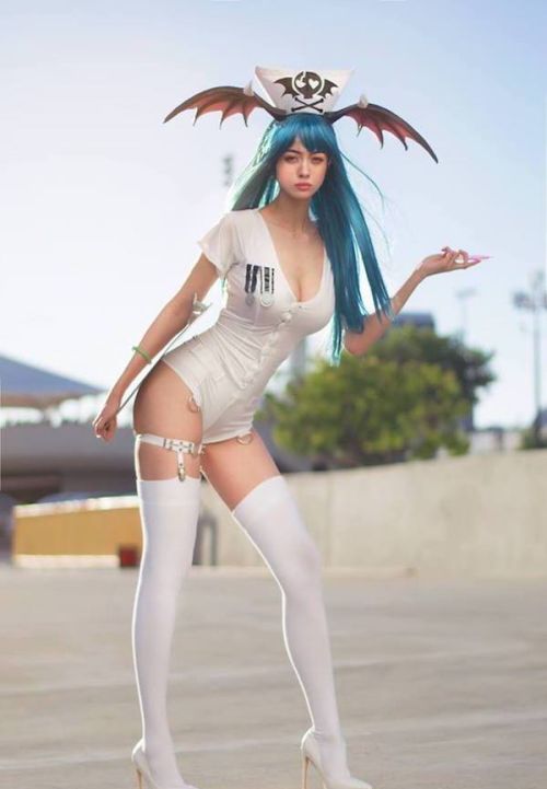 Очаровательная косплеерша Очаровательная косплеерша