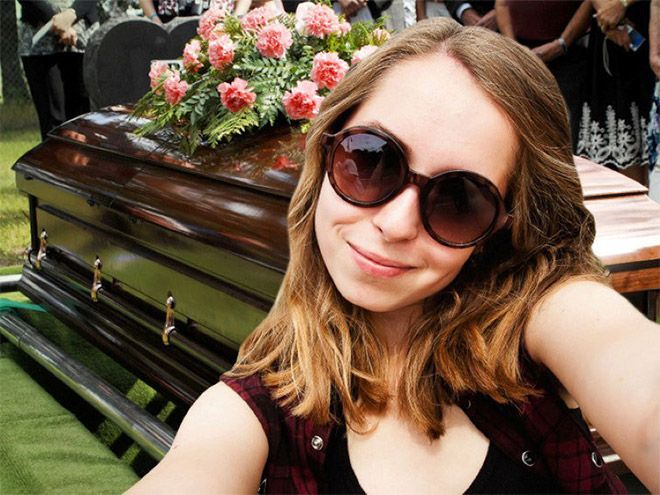 Пик маразма и беспринципности - селфи на похоронах Пик маразма и беспринципности - селфи на похоронах