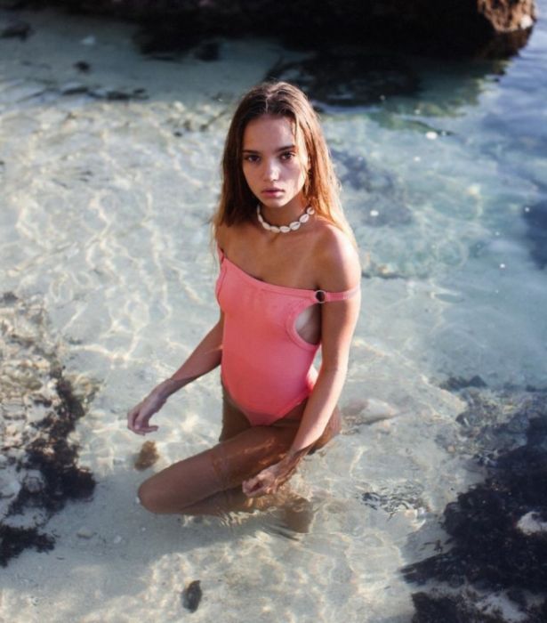 Привлекательные девушки в сплошных купальниках Привлекательные девушки в сплошных купальниках