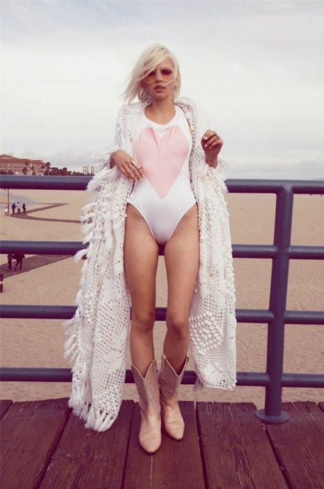 Привлекательные девушки в сплошных купальниках Привлекательные девушки в сплошных купальниках