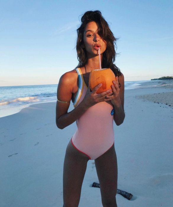 Привлекательные девушки в сплошных купальниках Привлекательные девушки в сплошных купальниках