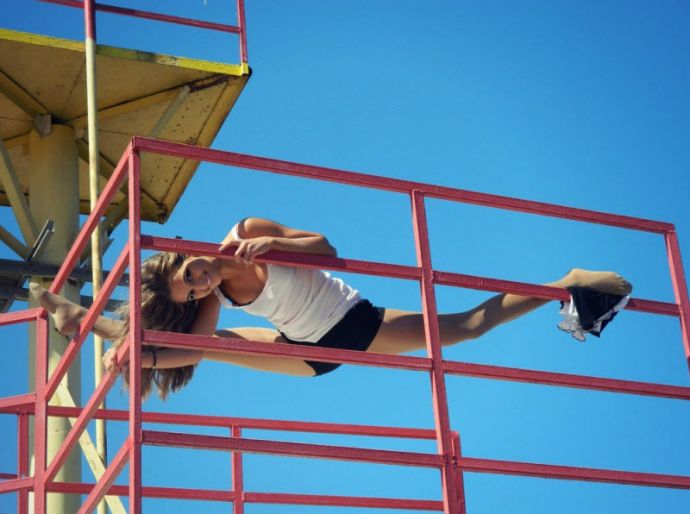 Спортивные девушки с хорошей растяжкой