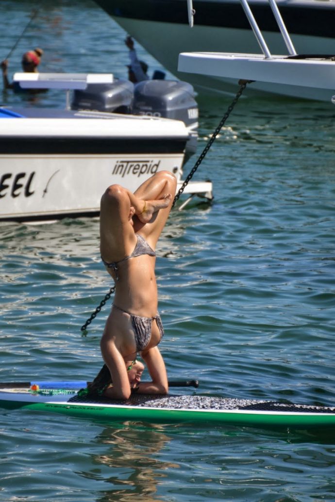 Спортивные девушки с хорошей растяжкой