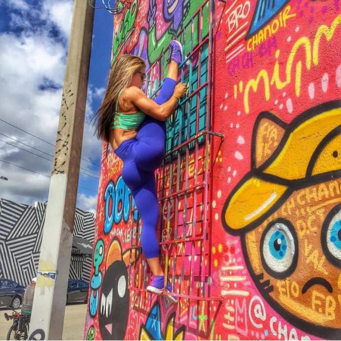 Спортивные девушки с хорошей растяжкой