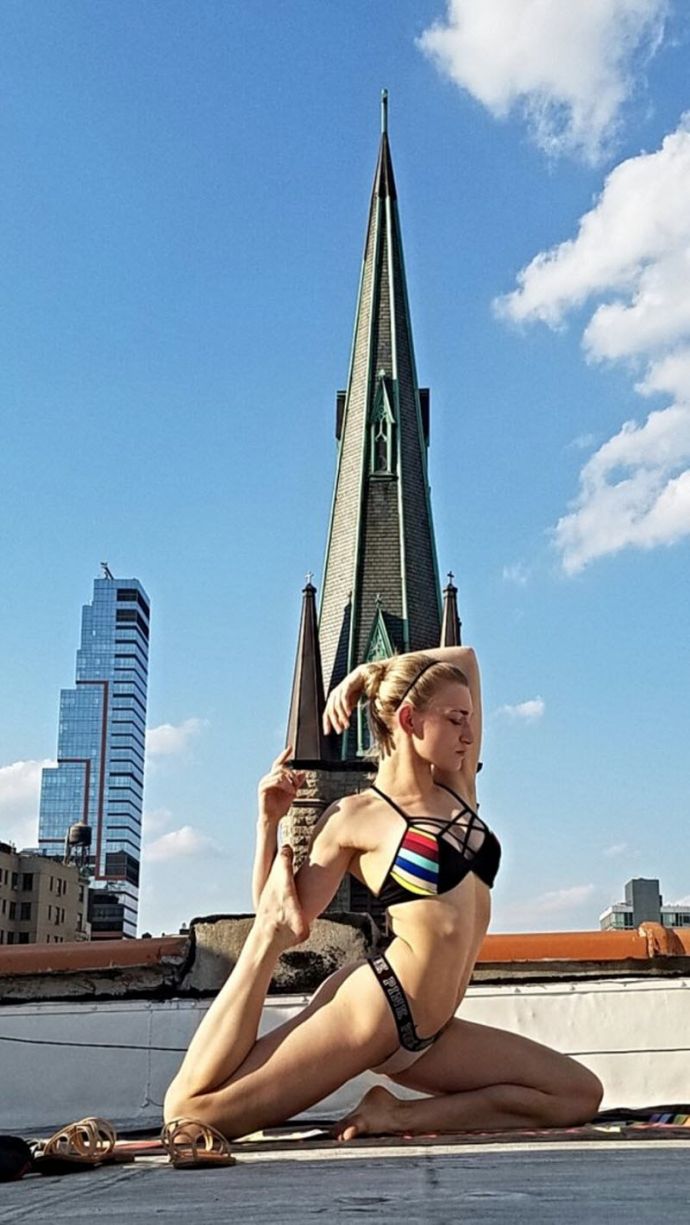 Спортивные девушки с хорошей растяжкой