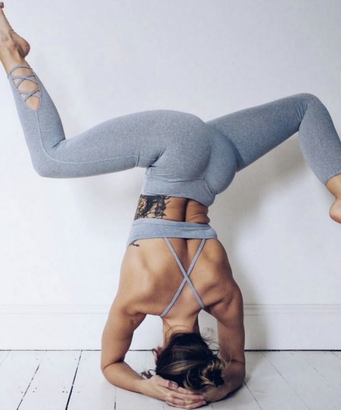 Спортивные девушки с хорошей растяжкой