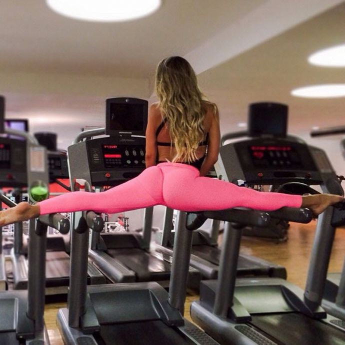 Спортивные девушки с хорошей растяжкой