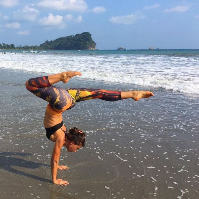 Спортивные девушки с хорошей растяжкой