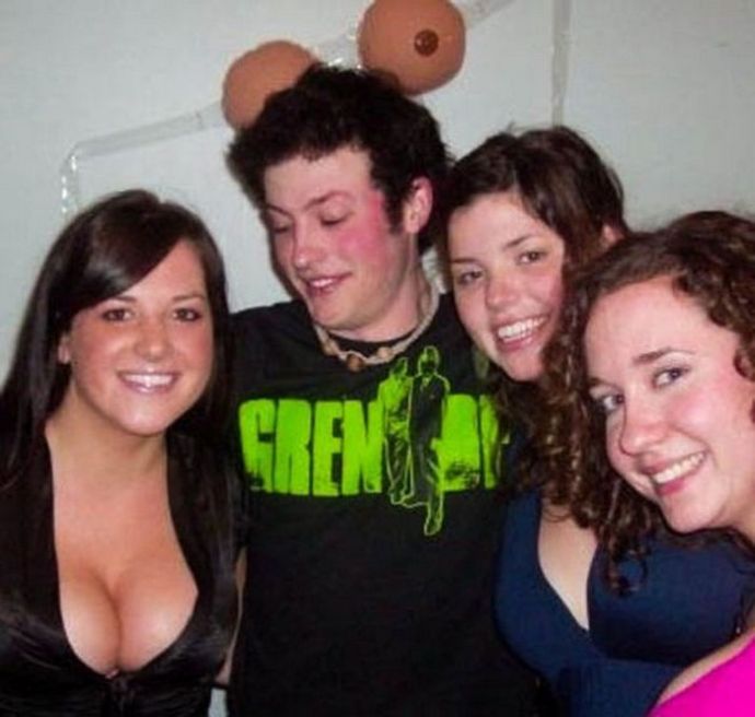 Мужчины пялятся на женскую грудь