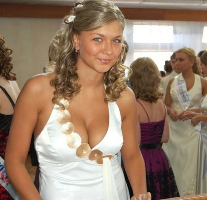 Милые девушки позируют перед камерами