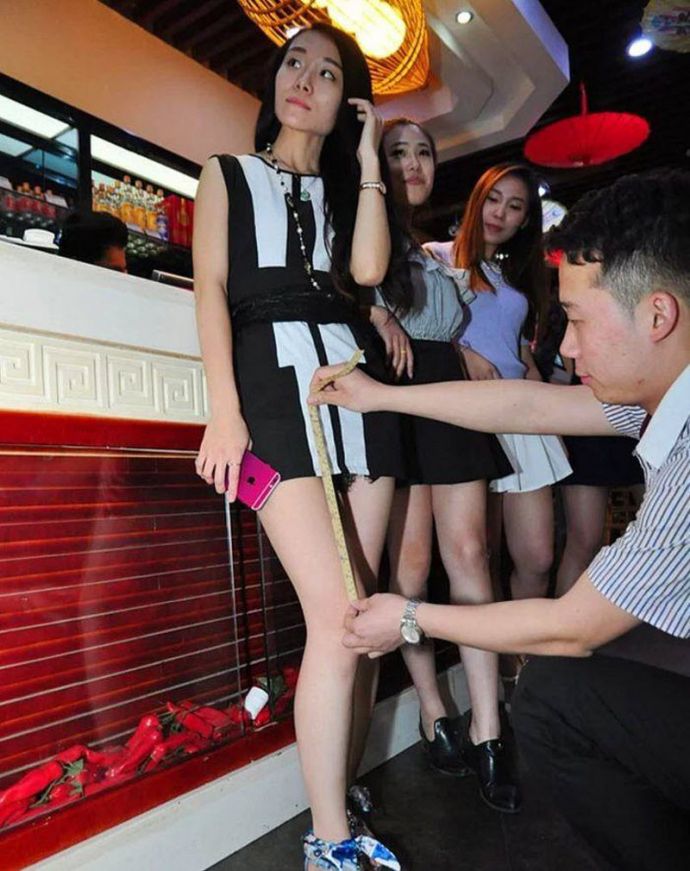 Чем короче юбка - тем больше скидка: китайский ресторан привлекает посетителей акциями