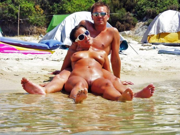 Нудисты отдыхают и расслабляются вовсю!