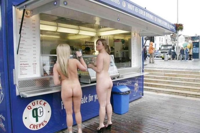 Нудисты отдыхают и расслабляются вовсю!