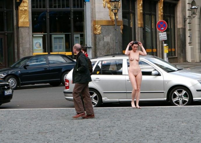 Голые девушки разгуливают где попало!